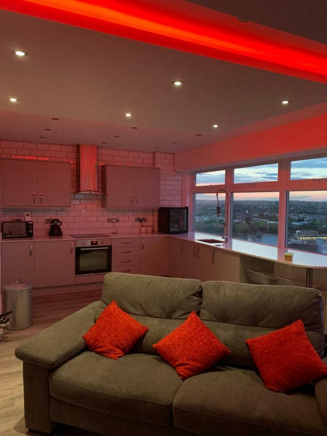 Luxury Panoramic Balcony Swindon Central ภายนอก รูปภาพ