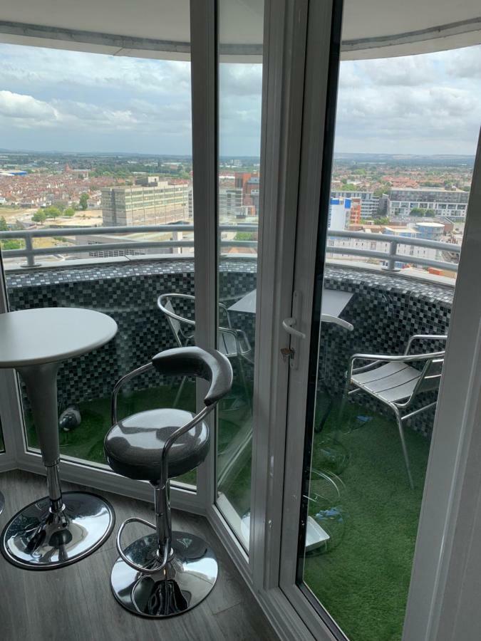 Luxury Panoramic Balcony Swindon Central ภายนอก รูปภาพ